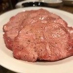 焼肉 ジャンボ - ・上タン塩  2,500円 →20時時点で最後に余っていた２人前注文。濃いめの塩味で上質でぷりぷりなタンです。最高です。