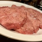 焼肉 ジャンボ - ・上タン塩  2,500円 →20時時点で最後に余っていた２人前注文。濃いめの塩味で上質でぷりぷりなタンです。最高です。