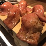 焼肉 ジャンボ - ・炙り和牛にぎり 一貫  580円 →ジャンボ４店舗の中で一番美味しいと感じました。ちなみにお米は玄米茶で炊いているようです。