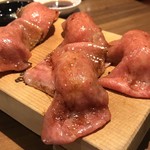 焼肉 ジャンボ - ・炙り和牛にぎり 一貫  580円 →ジャンボ４店舗の中で一番美味しいと感じました。ちなみにお米は玄米茶で炊いているようです。