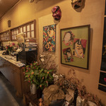 Iijima Saketen - 正月モードの店内。飾りつけは時期に合わせていつも変えられたいます。