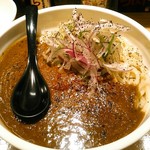 らー油肉つけうどんの南哲 - うどんもカレーソースも温かい。上には葱と玉葱。