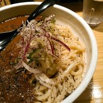 らー油肉つけうどんの南哲 - 自家製のうどんは腰が強すぎず、むにゅっとしていました。仕上げに白胡麻を黒くなるまで煎ったものを。