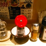 らー油肉つけうどんの南哲 - ペッパー、深煎り胡麻、一味、風味重視の辣油。