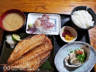 魚平食堂 - 赤魚定食生牡蠣・刺身付き