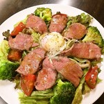 Smoky Monkey Hamburger &More - ローストビーフサラダ。自家製玉ねぎわさびソース