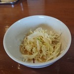 横綱ラーメン - お通しのキャベツ！