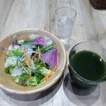 MINORI RESTAURANT & BAR - ランチ：水、青汁（ドリンクバーより）、サラダ