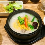 Ham Bi Je - 参鶏湯。石鍋でグツグツ煮たった状態での提供です。