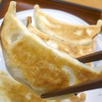 Gyouza No Manshuu - 焼き餃子は皮厚めで焼き面パリッ！