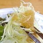 Gyouza No Manshuu - その後は、甘味を帯びたオニオンドレッシングを纏わせながらみずみずしいキャベツサラダをぺろり！