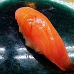 鮨処 ゆきむら - きんめ　(右下はお皿模様のうつりこみ)