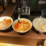 屯 - カウンター上の作り置きのお惣菜たち