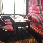 Camellia - 素敵な椅子とテーブル　レストラン自体がやや狭いのが難