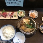 Sankai - 山海おまかせ定食 1,600円
                        鶏鍋、刺身、海老唐揚げ、ポテトサラダ、こんにゃく
