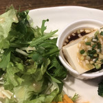 ナチュカフェ - 生野菜サラダと冷奴の小鉢