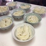 田村神社 日曜市うどん - こんな感じで茹で置いてあります
作って下さるお父さまたちの雰囲気もこれまた然り