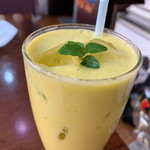 大衆食堂シックダール - ミントマンゴーラッシー