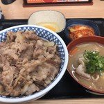 吉野家 - 牛丼 特盛 キムチセット とん汁変更 940円   玉子 60円