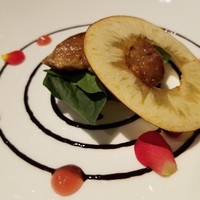 レストラン シンフォニー - ◆Entree chaude  「フォアグラのソテー　林檎チップとシトロンコンフィ パンデピスとトーストを添えて 」