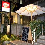 SUPER DINING A&W ART&WINE - 赤い看板とパラソルが目印