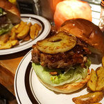 BELLOWS BURGER - BBQチキンバーガー1080円+グリルドパイン100円、アボカドチーズバーガー1280円