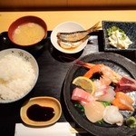 魚肴食堂 魚ふじ - 海鮮丼別盛り（お刺身を分けるか乗せるかを聞かれます。ご飯お替り可）