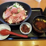 和食さと - 鮪たたきローストビーフ丼赤だし付き