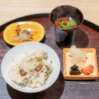 観山 - ムカゴと鮎のご飯、鮎の骨せんべい、 香の物、 八丁味噌の赤出汁