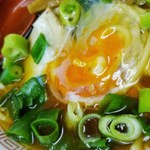 麺屋7.5Hz+ - 濃い醤油と濃い黄身とゴツいねぎの相性♪
      