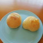 コション パティスリーカフェ - プチパン　プレーンとチーズ