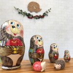 Süni 幸せを運ぶケーキ屋さん - 店内にはたくさんのハリネズミたちがいます。