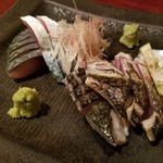 きはるの胡麻鯖や - 泳ぎサバ刺し(900円)/炙りサバ刺し(900円)