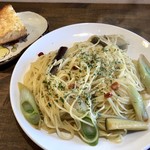 ナガタ店 - アンチョビとナスとネギのオイルパスタ+麺大盛り