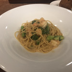 ラガッツァ - 海老と菜の花のアメリケーヌクリームソース
      