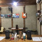 麺謹製3L's - 店内（奥）