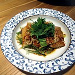 老虎菜 - 牛タンと牛ハチノスの四川麻婆ソース