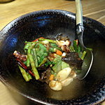 老虎菜 - 明石蛸とにんにくの芽のマーライ醤炒め