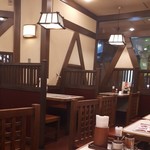 飛騨の高山らーめん - 店内は落ち着く感じです。ボックス席はグループだと窮屈そうだなあ。