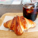 キトリー - クロワッサン。アイスコーヒーと共に