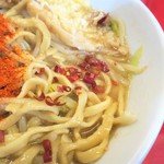 ラーメン二郎 - 粗挽き唐辛子投下～♪