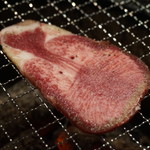 焼肉牛庄 - 特選塩タンを焼いているところ