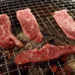 焼肉牛庄 - サガリを焼いているところ