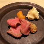 Yoshikawa - 壱岐牛のローストビーフ。後ろ左は金柑の甘露煮。右はポテサラ。旨い。