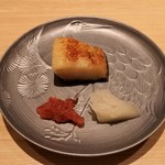 Yoshikawa - 銀だら味噌焼き。手前左は梅くらげ、右は蕪の酢もの。鶴のお皿に紅白の彩り。おめでたいですね。