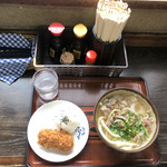 枡うどん - 肉うどん小・カニクリームコロッケ・おにぎり