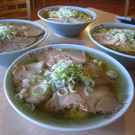 おぐら屋 - ラーメン、チャーシューメン並べてみました