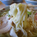 おぐら屋 - 麺は多加水”中太ちぢれ麺”