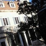 エメ・ヴィベール - お庭からダイニングのある建物を眺める