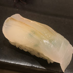不動前 すし 岩澤 - 真鯛。薬味は浅葱。塩味の強いシャリと絶妙な組み合わせ